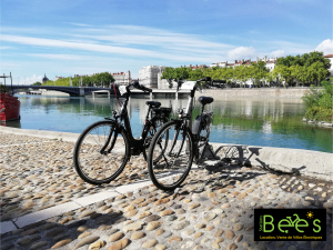 Un v&eacute;lo de Station Bee's sur les quais du Rh&ocirc;ne