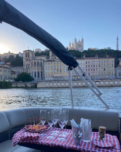 Insolita Agency - ap&eacute;ritif en bateau, sur la Sa&ocirc;ne &copy; Insolita Agency