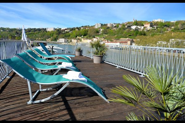 La terrasse du studio-p&eacute;niche Acis et Galat&eacute;e - Photo Yves Janin