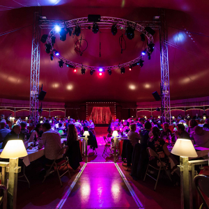 Dîner spectacle sous le chapiteau baroque du Cirque Imagine © Marion Triverio Photographie