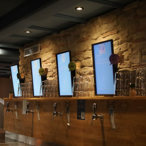 Le mur &agrave; bi&egrave;res de MOS pub Bellecour